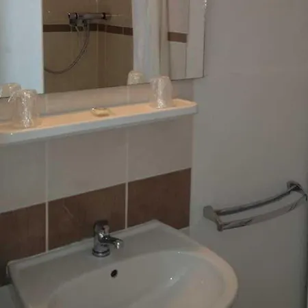 Hotel Vieille Tour Centre 2*